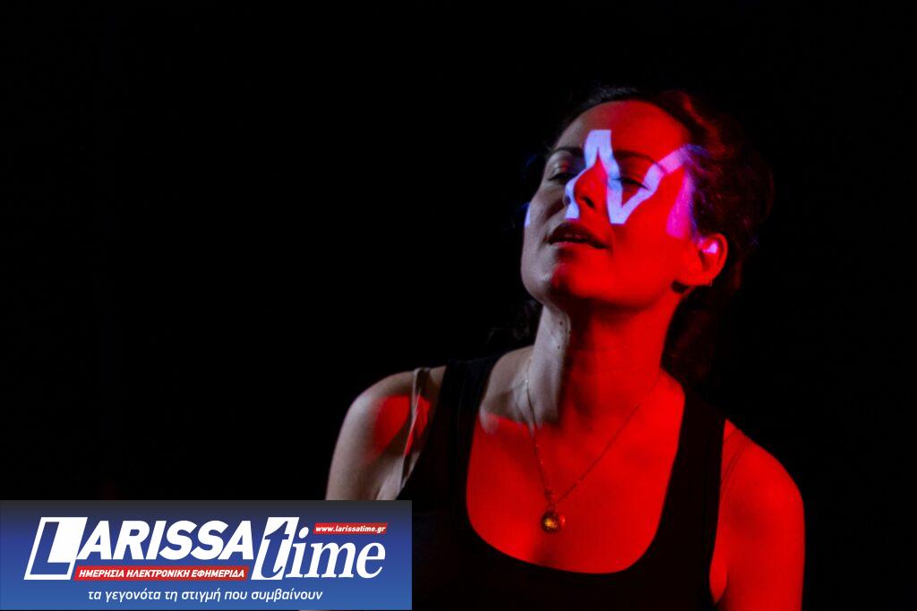 Η Άννα Λεμονάκη επιστρέφει με την περφόρμανς «Μπλε» στην Αθήνα για λίγες παραστάσεις