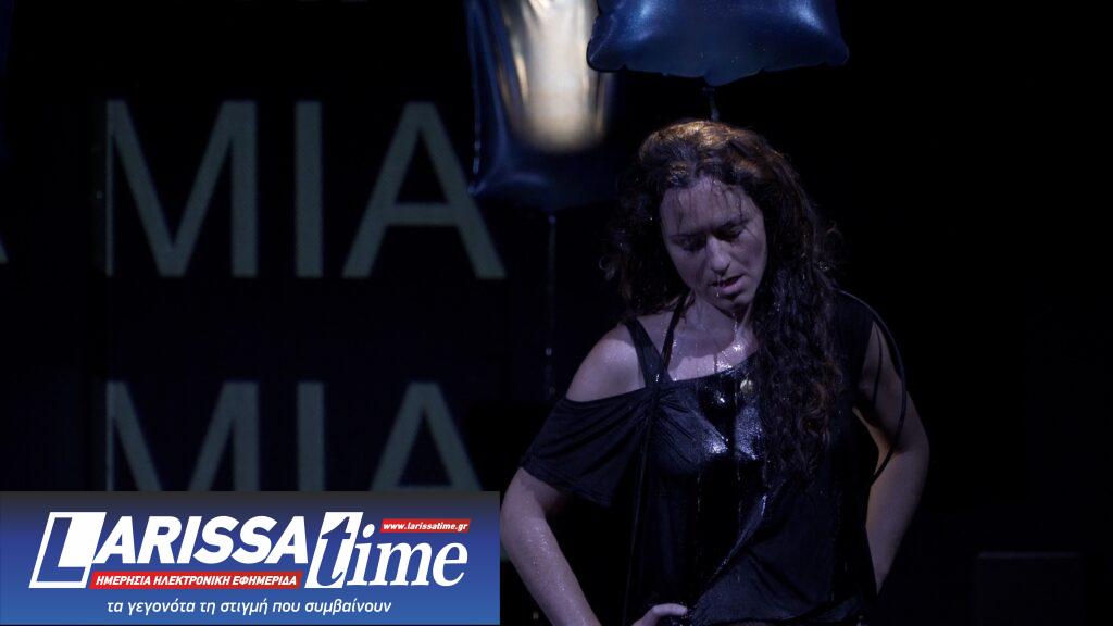 Η Άννα Λεμονάκη επιστρέφει με την περφόρμανς «Μπλε» στην Αθήνα για λίγες παραστάσεις