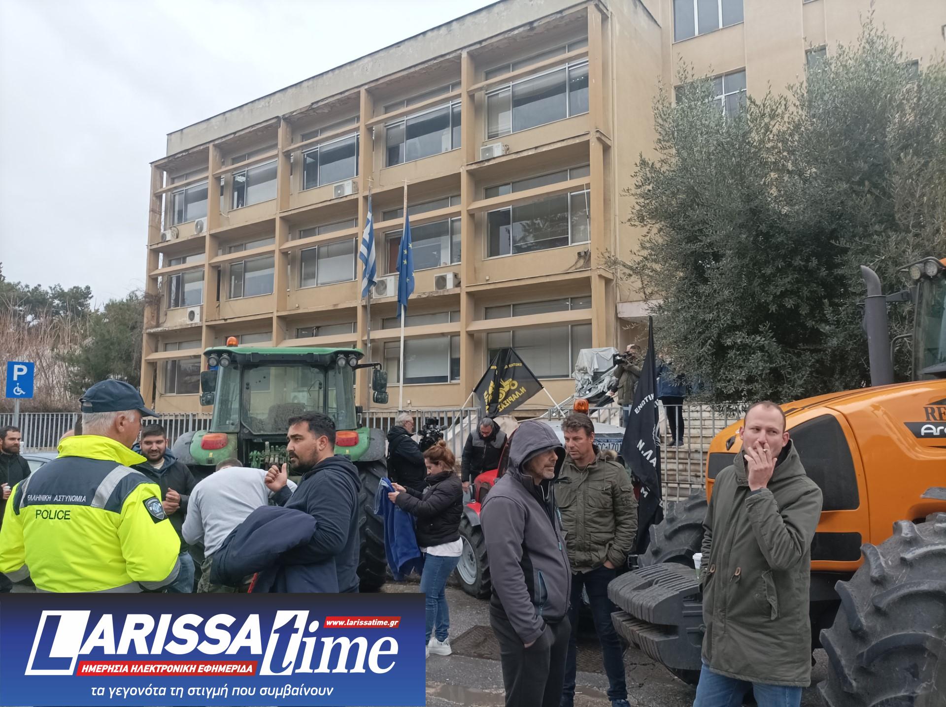 τελωνειο-αγροτες Λάρισα: Οι αγρότες απέκλεισαν το Τελωνείο με τρακτέρ και μπάλες άχυρο