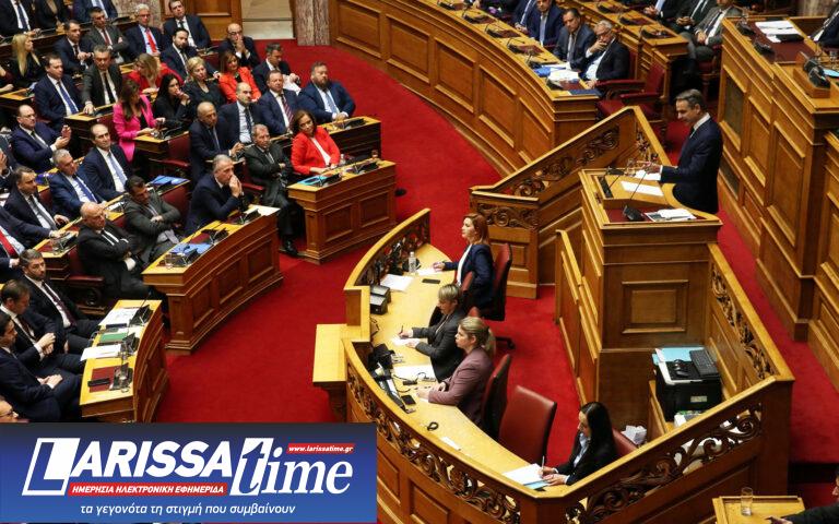 «Οχι» στη μομφή σε σκηνικό ακραίας πόλωσης