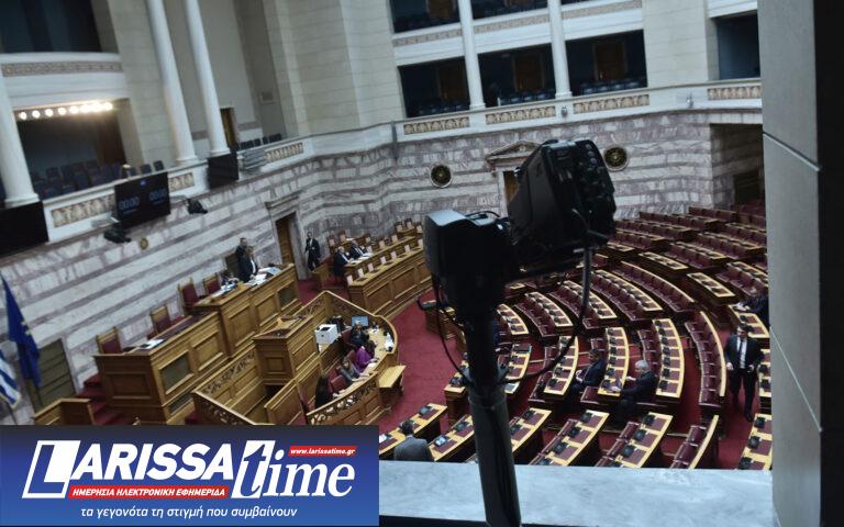 Live η συζήτηση στη Βουλή – Κατατέθηκε η πρόταση δυσπιστίας