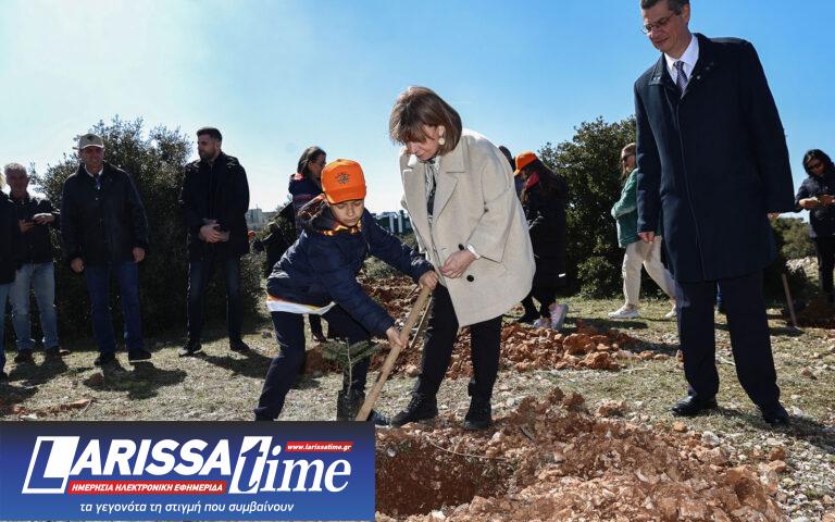 Εντός και Εκτός: Συμβολική δενδροφύτευση στην Πάρνηθα