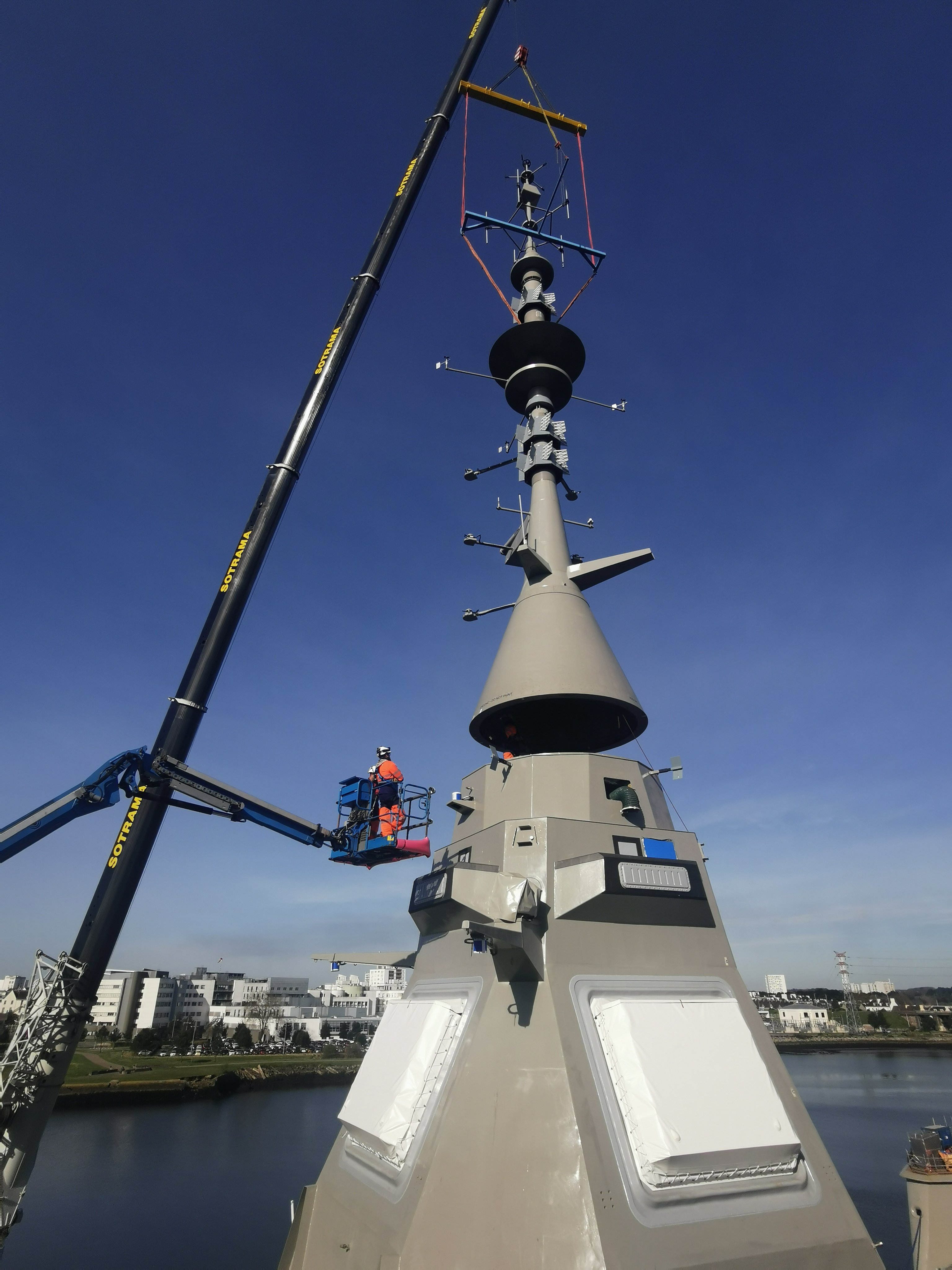 Φρεγάτα «Νέαρχος»: Τοποθετήθηκε ο κεντρικός ιστός PSIM-3