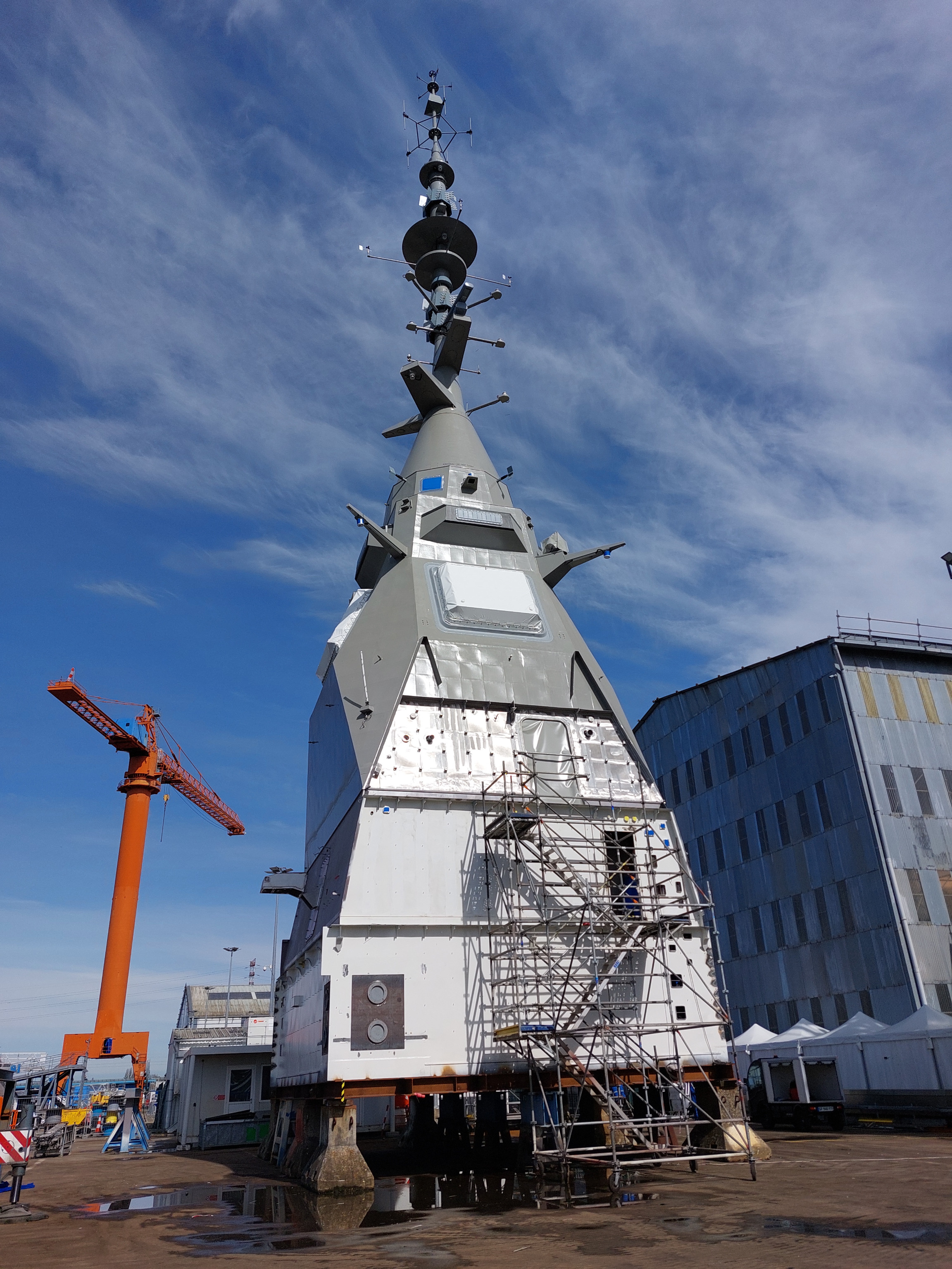 Φρεγάτα «Νέαρχος»: Τοποθετήθηκε ο κεντρικός ιστός PSIM-1