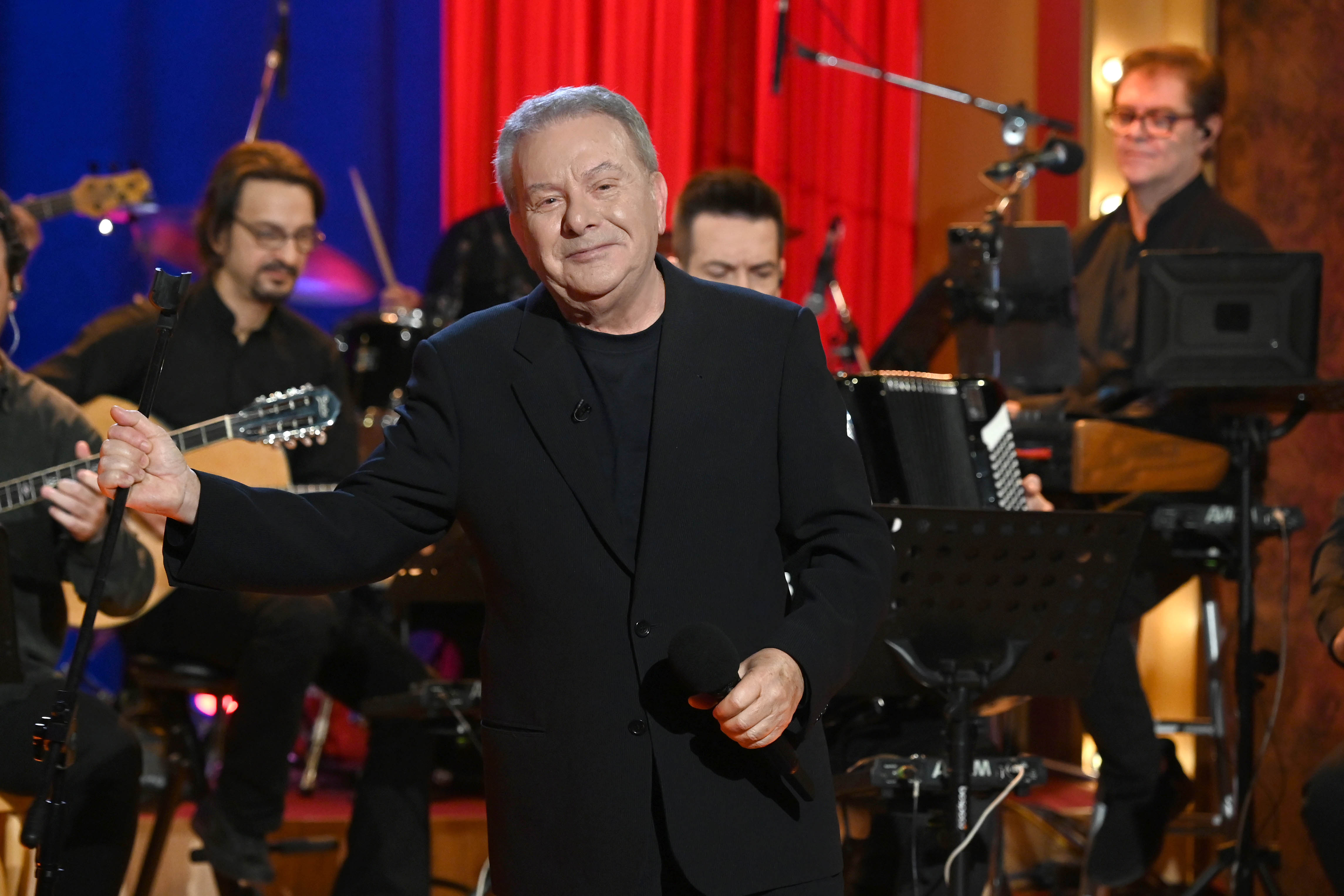 «Νύχτα στάσου» στην ΕΡΤ1: Ένα μελωδικό αφιέρωμα στις γυναίκες από άντρες τραγουδιστές