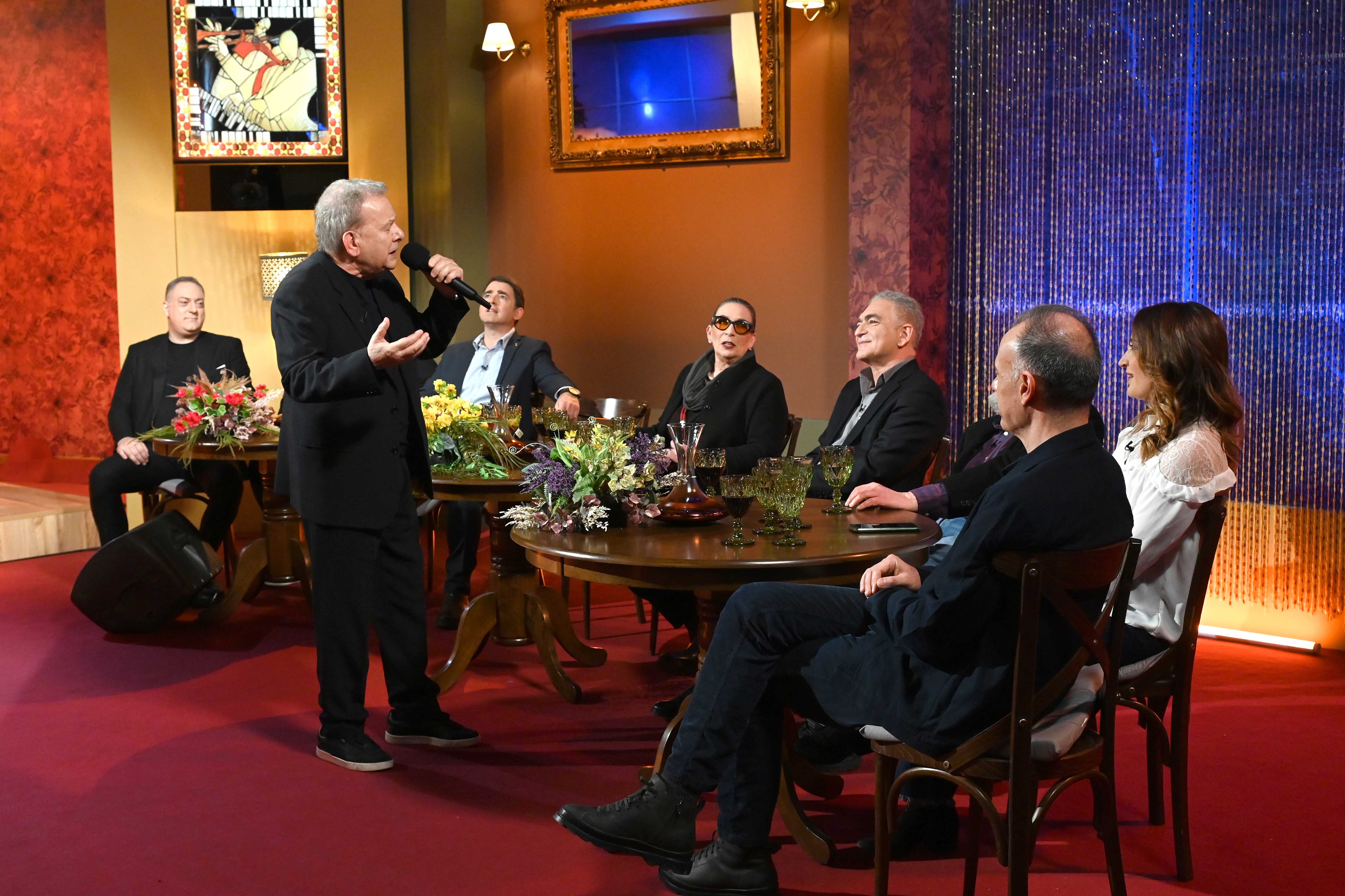 «Νύχτα στάσου» στην ΕΡΤ1: Ένα μελωδικό αφιέρωμα στις γυναίκες από άντρες τραγουδιστές