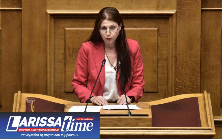 Η ΝΔ καταδικάζει την επίθεση στη βουλευτή του κόμματος Αγγελική Δεληκάρη