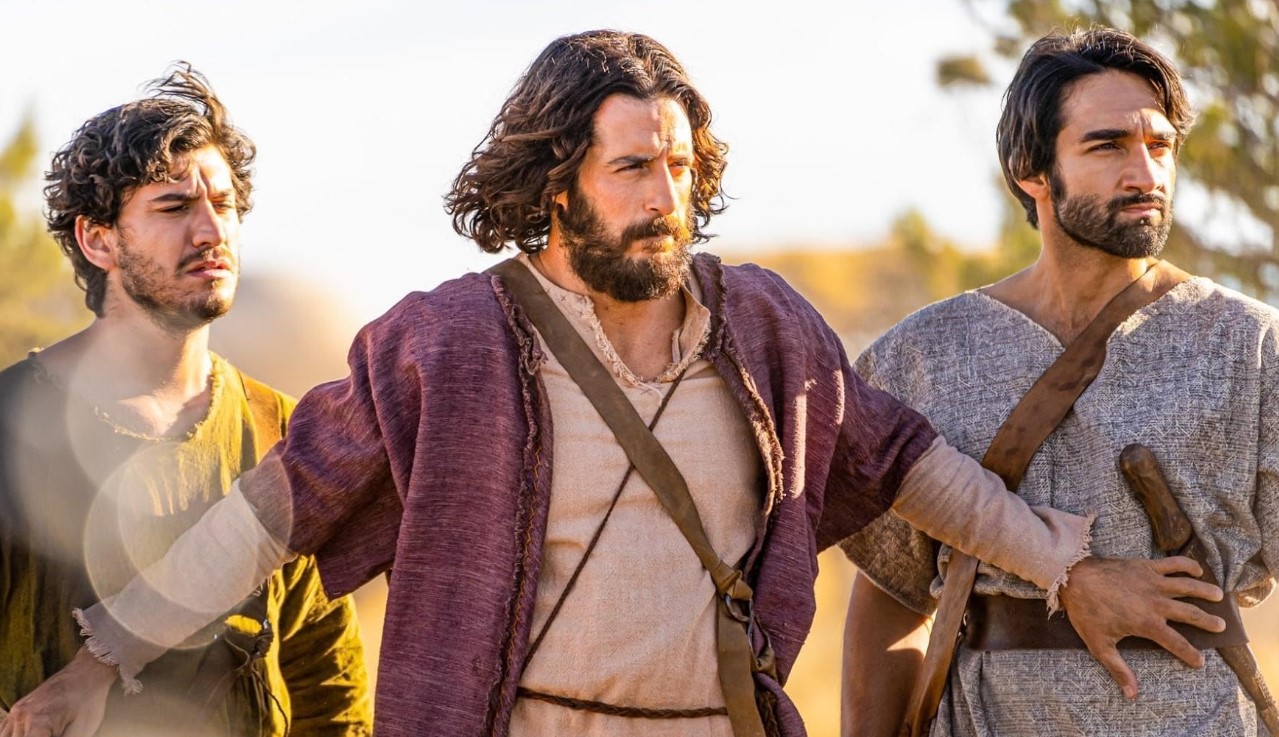 Ο ηθοποιός που υποδύεται τον Ιησού, ο Τζόναθαν Ρούμι, έχει συναντήσει τον Πάπα, δύο φορές, για να μιλήσει για τη σειρά και την ερμηνεία του ρόλου του. 