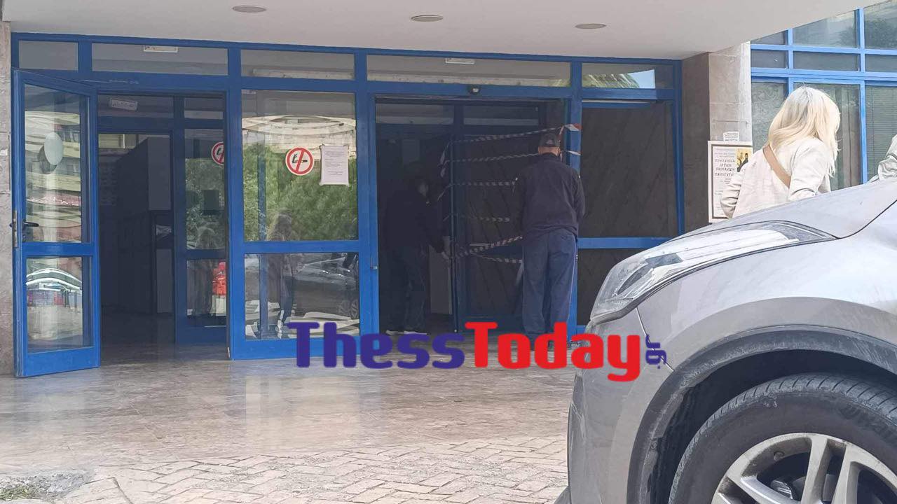 Θεσσαλονίκη: Αυτοκίνητο καρφώθηκε στην είσοδο του Ιπποκρατείου