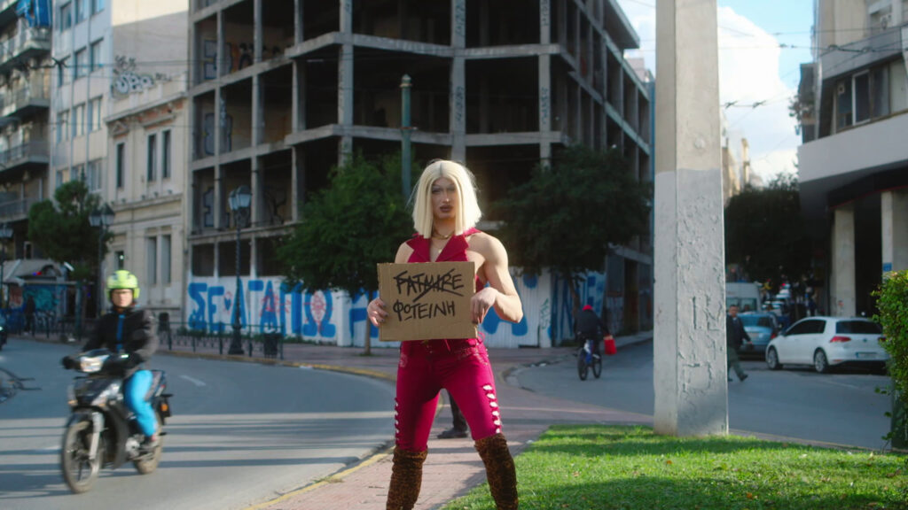 Ο Φιλ Ιερόπουλος σε μία περιήγηση στην Αθήνα με μία “Avant-Drag” ματιά