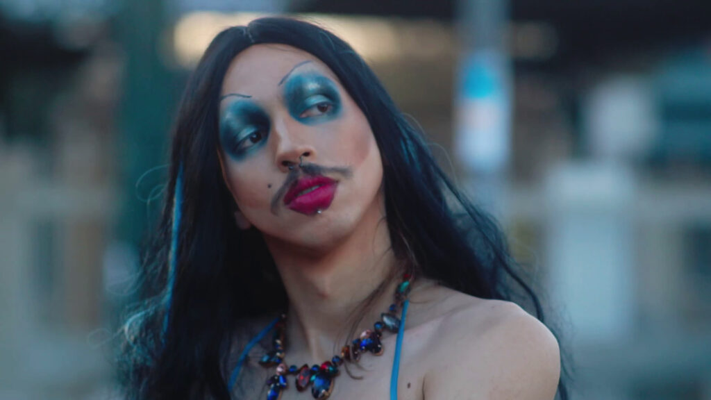 Ο Φιλ Ιερόπουλος σε μία περιήγηση στην Αθήνα με μία “Avant-Drag” ματιά