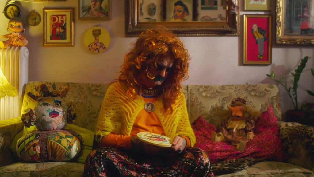 Ο Φιλ Ιερόπουλος σε μία περιήγηση στην Αθήνα με μία “Avant-Drag” ματιά