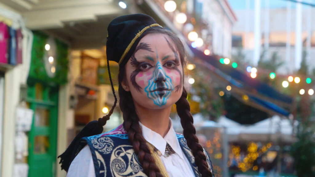 Ο Φιλ Ιερόπουλος σε μία περιήγηση στην Αθήνα με μία “Avant-Drag” ματιά