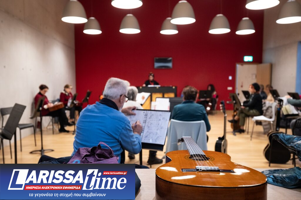 ΕΛΣ: «Η τρίτη εφηβεία» – 53 άτομα άνω των 65 παίζουν κιθάρα, τραγουδούν, μοιράζονται ιστορίες, όνειρα και… συνταγές μαγειρικής