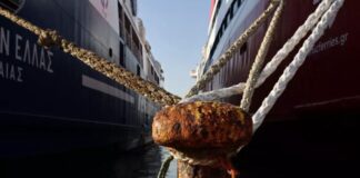 Άγρια συμπλοκή κρατουμένων εν πλω – Τραυματίστηκαν αστυνομικοί