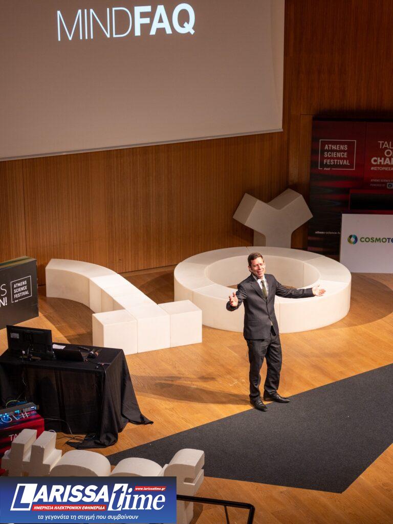 MINDFAQ: Η διαδραστική παράσταση με τον Γ. Σαρακατσάνη για το πώς δουλεύει το μυαλό μας έρχεται στο “Αριστοτέλειον”