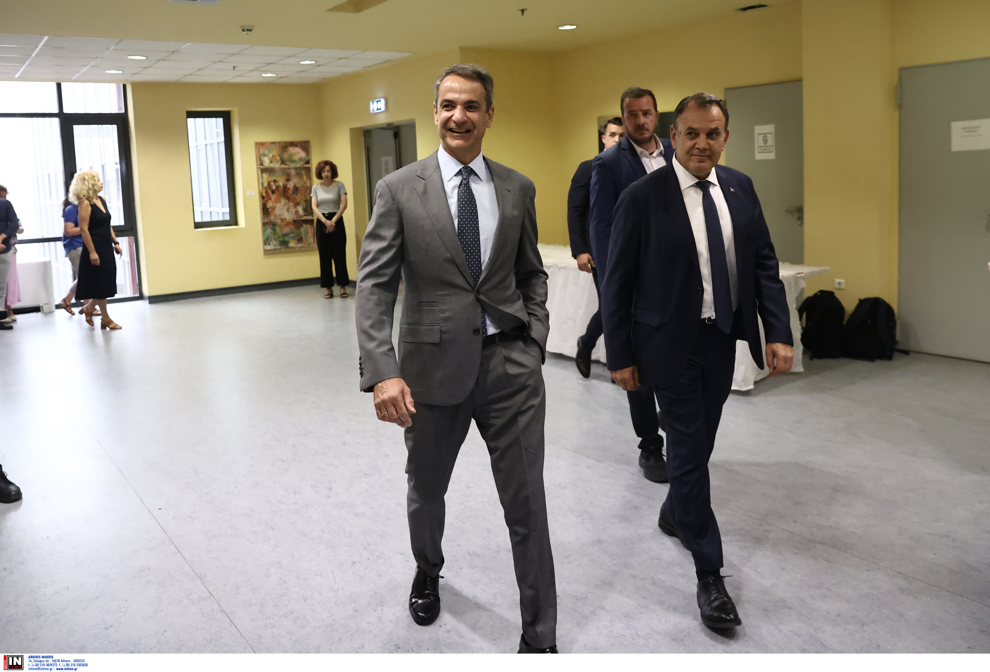 Επίσκεψη του πρωθυπουργού στο υπ. Μετανάστευσης και Ασύλου – «Το νερό έχει μπει στο αυλάκι»-2