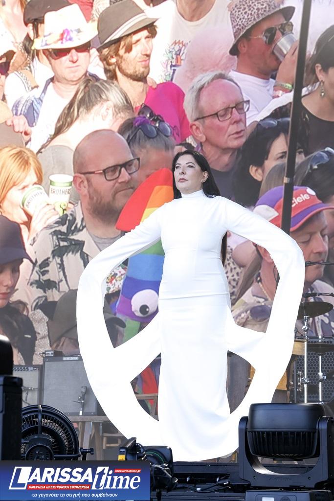 Η Μαρίνα Αμπράμοβιτς ζήτησε επτά λεπτά σιγής για την ειρήνη από τη σκηνή του Γκλάστονμπερι