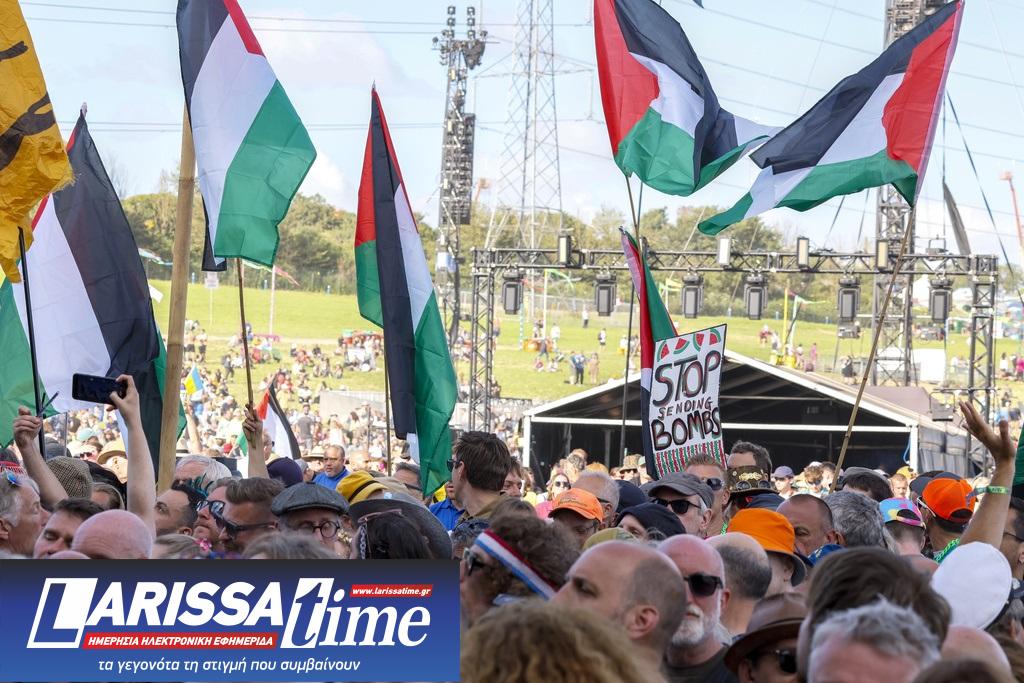 Η Μαρίνα Αμπράμοβιτς ζήτησε επτά λεπτά σιγής για την ειρήνη από τη σκηνή του Γκλάστονμπερι