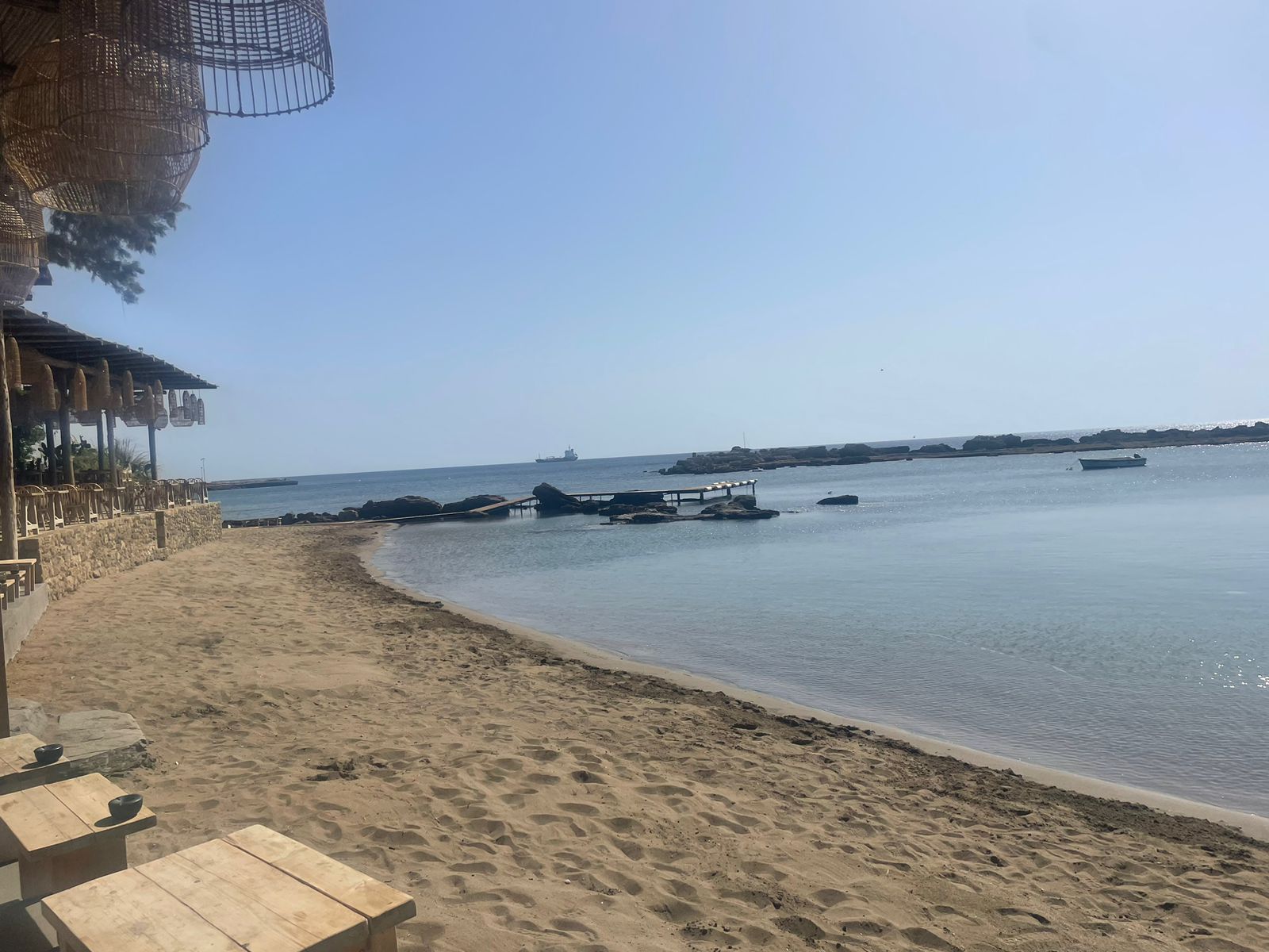 Ρόδος: Αφαίρεσε τις κατασκευές από την παραλία το beach bar