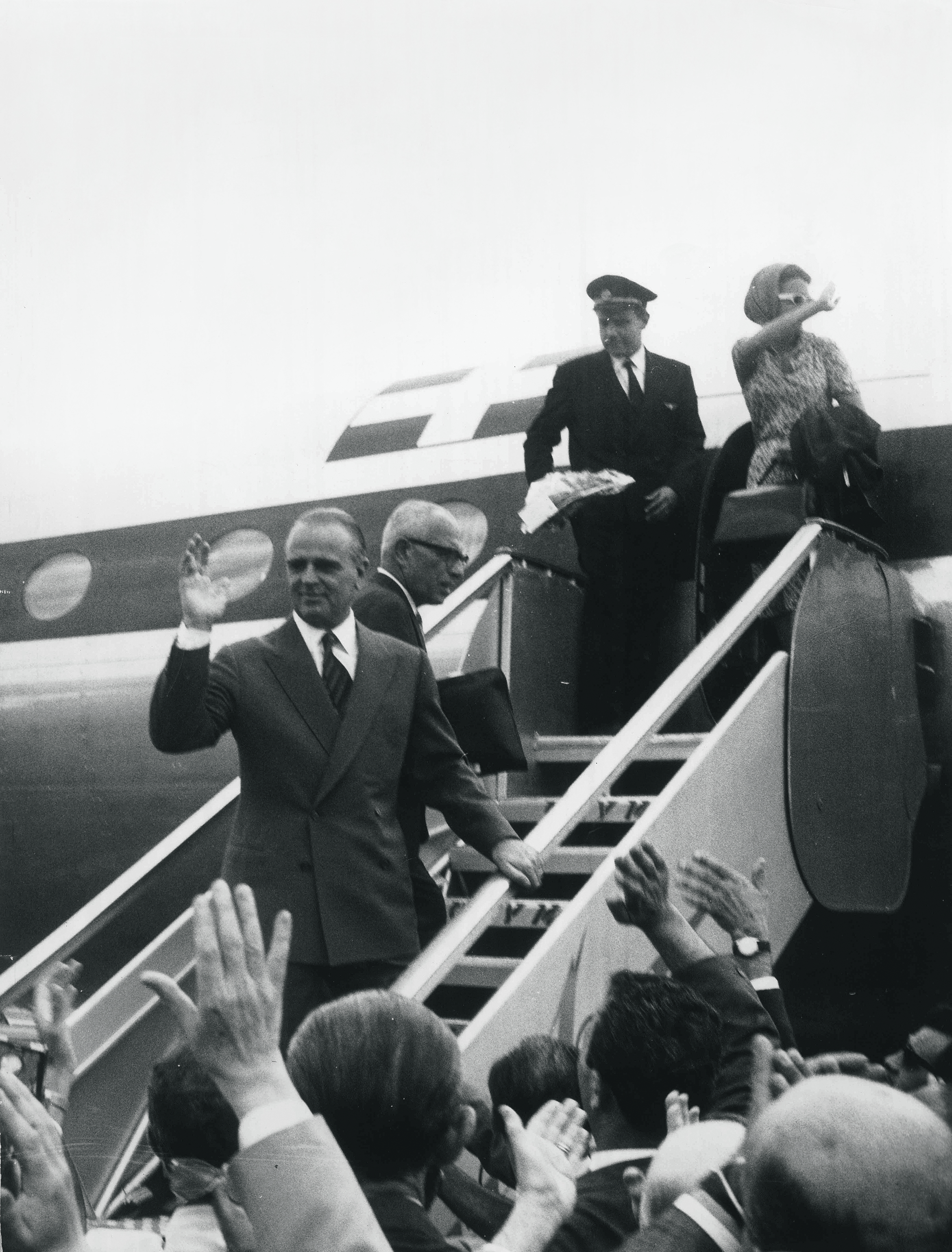 «Απέξω ο κόσμος να γιορτάζει για την έλευση του Καραμανλή και της δημοκρατίας, κι εγώ στο συνοδευτικό της ασφάλειας να ακούω ύβρεις και απειλές»-1