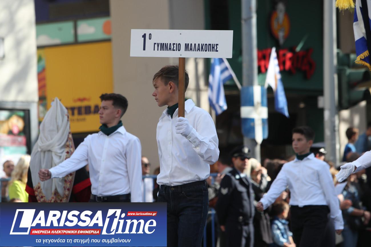 Εικόνα δείχνει μαθητές γυμνασίου στην παρέλαση για την εθνική επέτειο, στη Θεσσαλονίκη