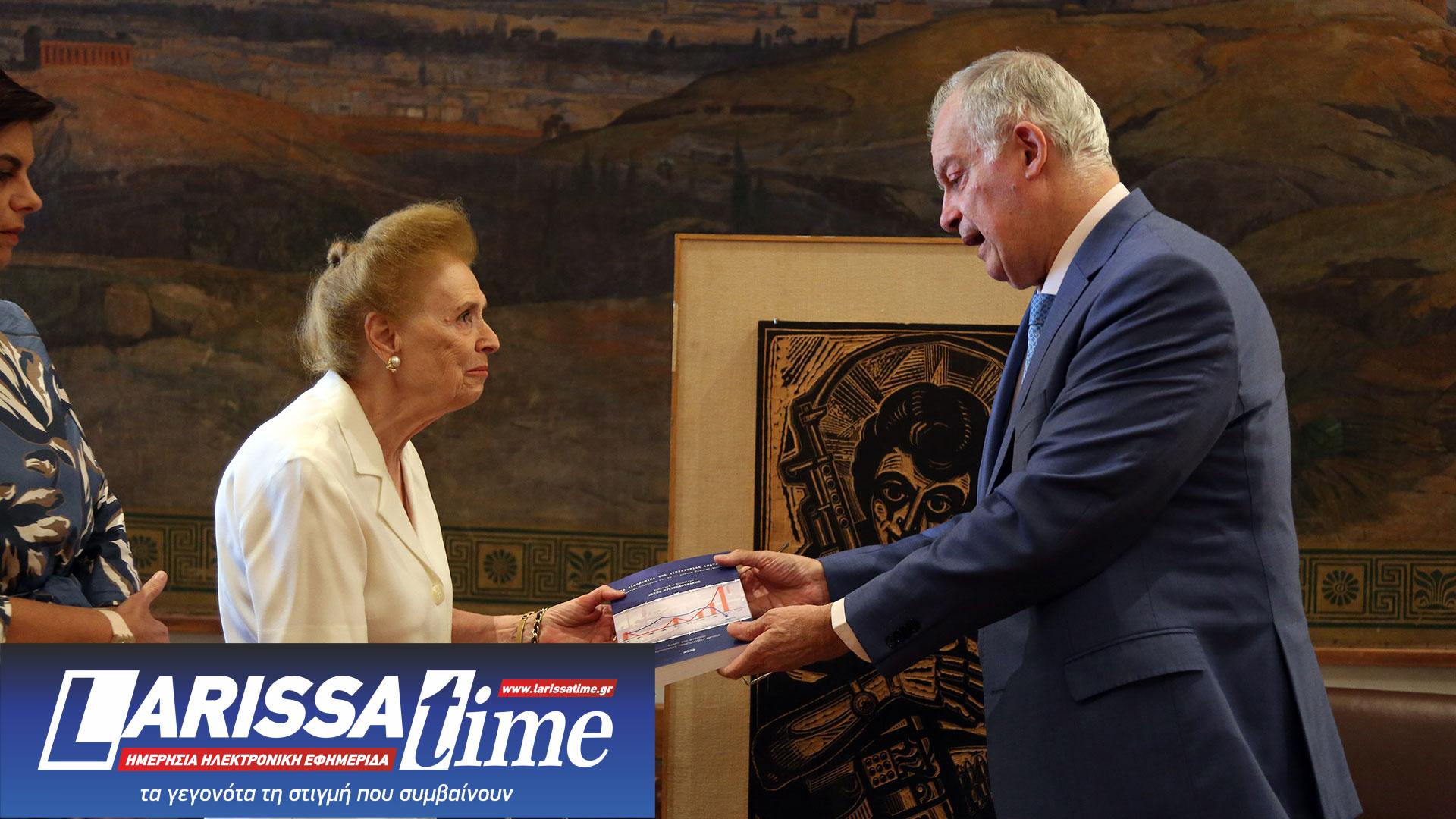 Βουλή: Χαρακτικό με τον Σπύρο Μουστακλή δώρισε η οικογένειά του-3