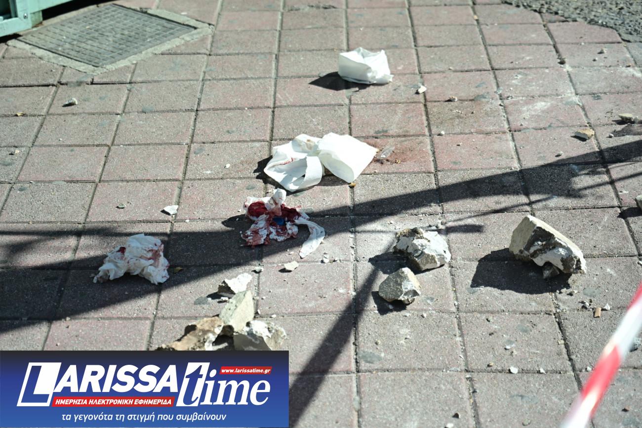 Εικόνα που δείχνει τα κομμάτια του σοβά που βρήκαν την ανήλικη στο κεφάλι, στην περιοχή Άγιοι Ανάργυροι