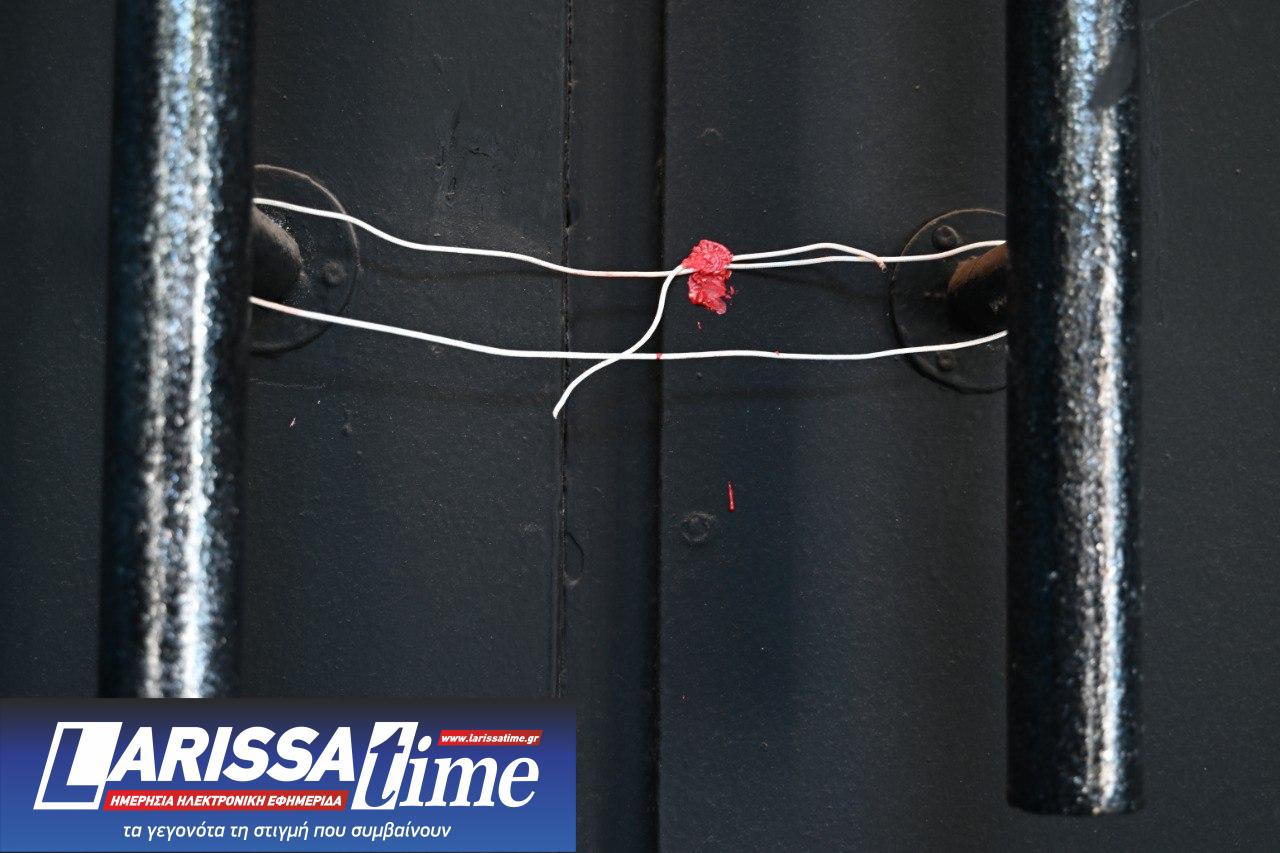 Εικόνα που δείχνει την ειδική ταινία σφράγισης στην πόρτα του κλαμπ