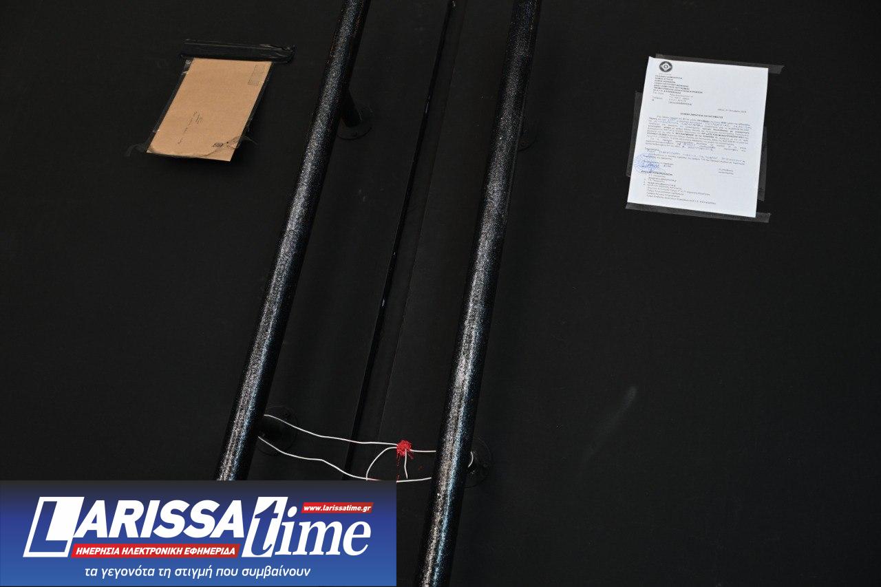 Εικόνα που δείχνει τη σφραγισμένη πόρτα του κλαμπ