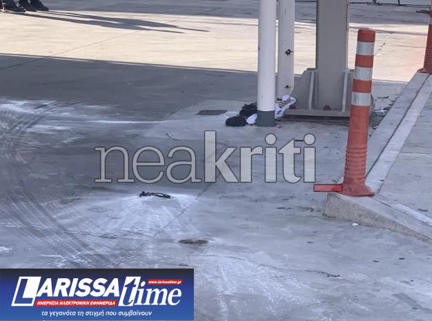 Εικόνα που δείχνει το σημείο δίπλα στο βενζινάδικο όπου ο νεαρός αυτοπυρπολήθηκε - Διακρίνονται τα ρούχα του