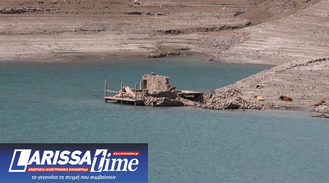 Εικόνα από τη λίμνη του Μόρνου, η στάθμη της οποίας πέφτει λόγω λειψυδρίας