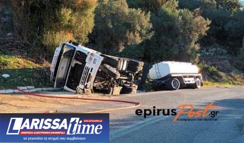 Εικόνα από το τροχαίο και την ανατροπή του βυτιοφόρου στην Ηγουμενίτσα