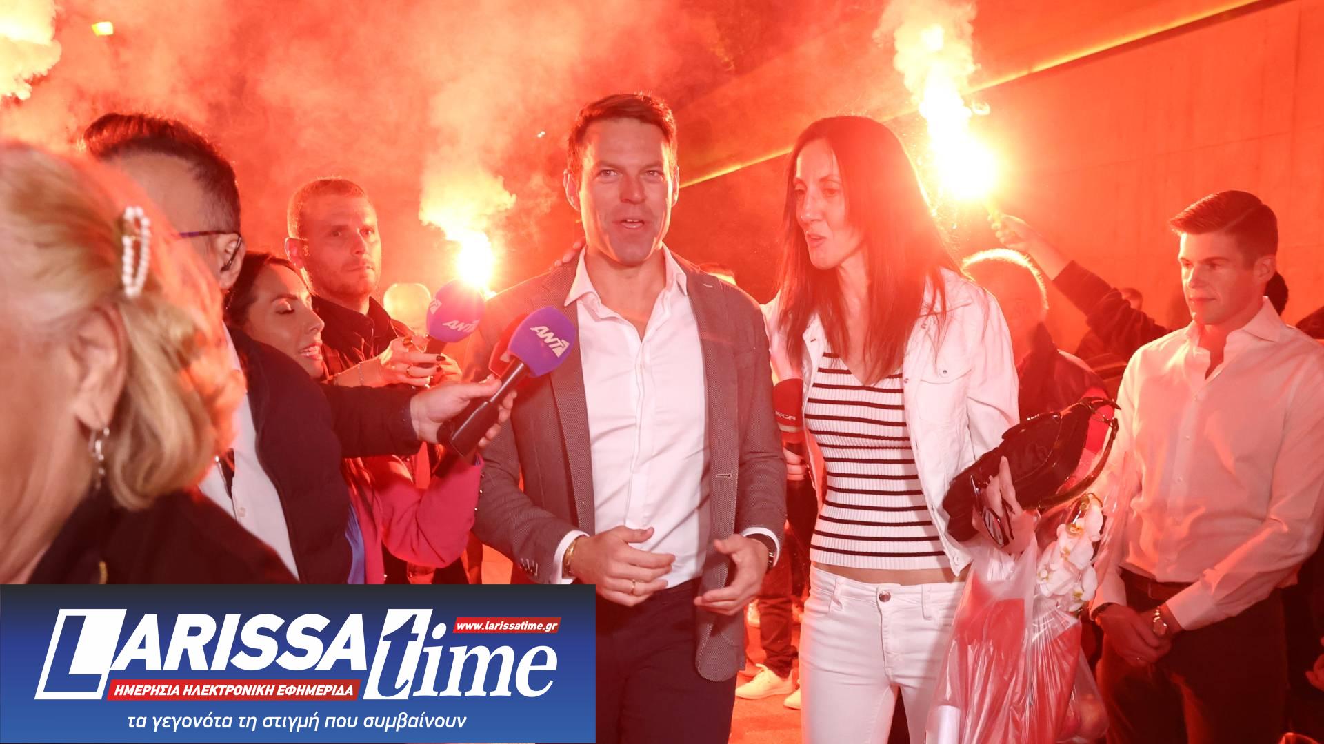 Στέφανος Κασσελάκης: Εγκαίνια γραφείων στον Ταύρο με καπνογόνα και συνθήματα-1