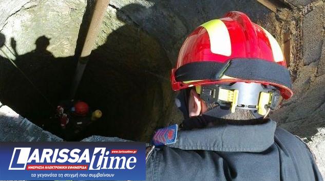 Εικόνα δείχνει άνδρες της ΕΜΑΚ στο πηγάδι όπου έπεσε ο άτυχος εργάτης στη Βοιωτία