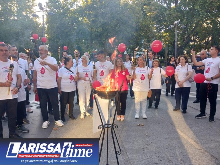 Λάρισα: Εθελοντές λαμπαδηδρόμοι άναψαν τη φλόγα της αγάπης