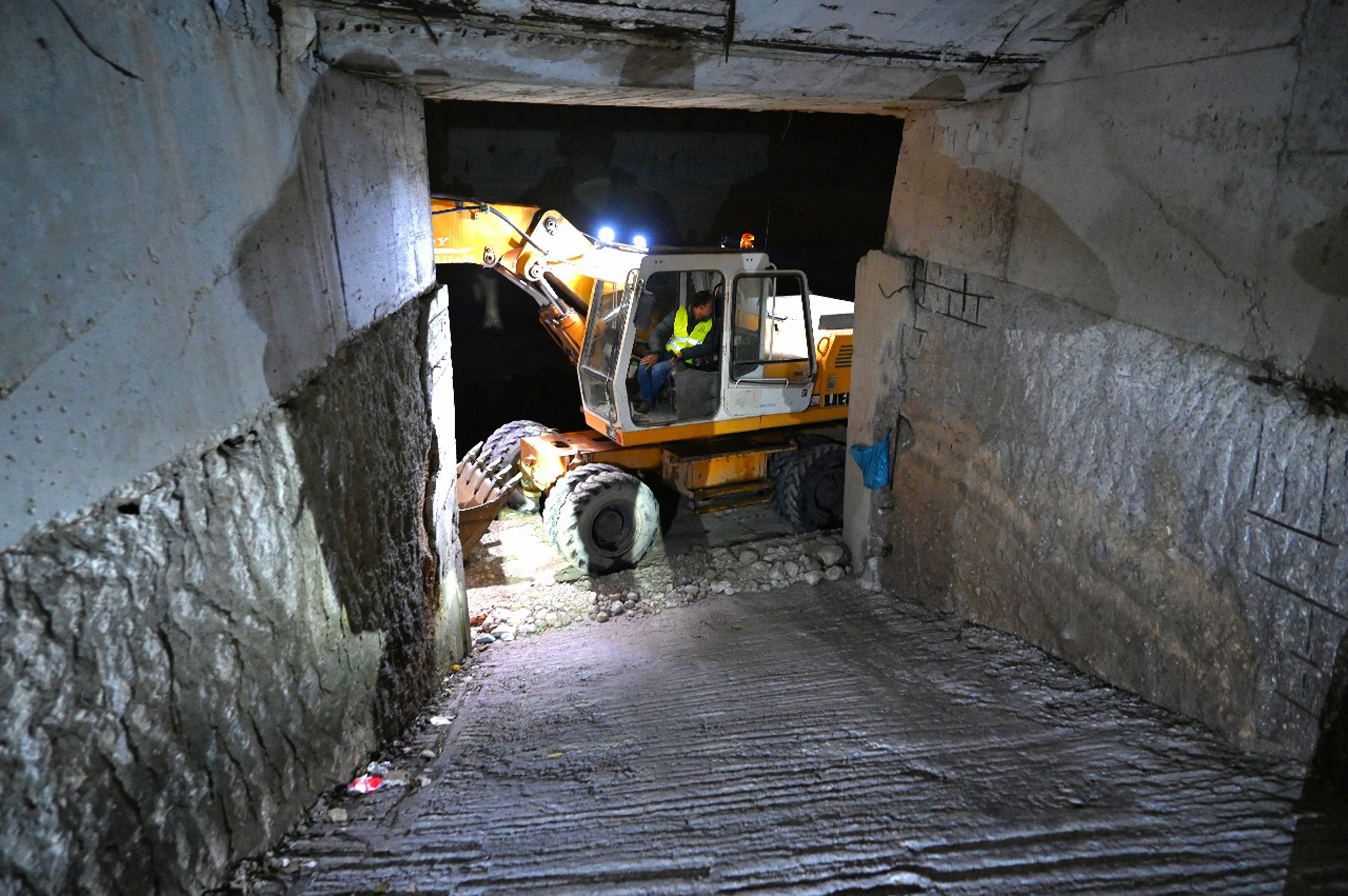 Αυτοψία Χαρδαλιά στον συλλεκτήριο αγωγό του Αιγάλεω – «Ηταν πλήρως φραγμένος»-4