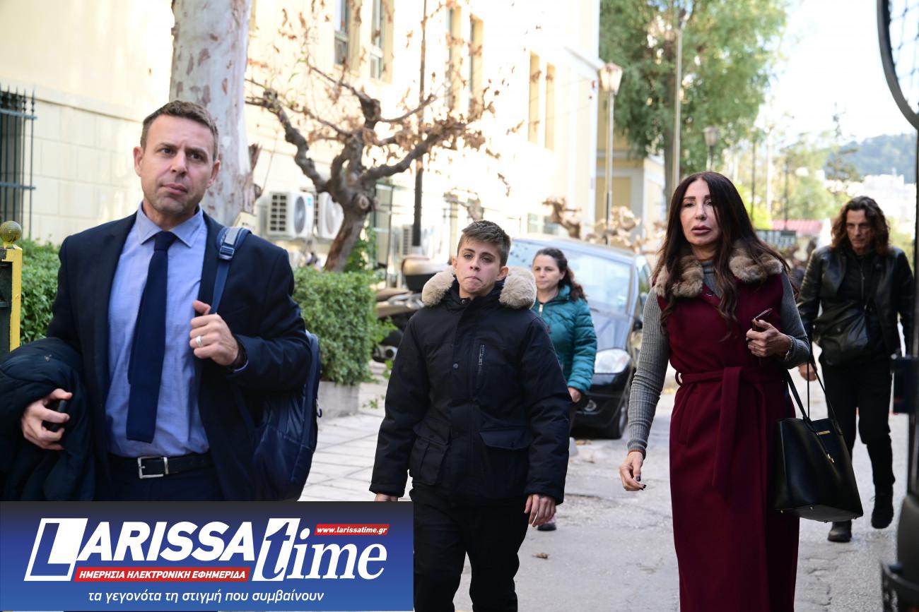 Εικόνα που δείχνει την Ειρήνη Μουρτζούκου δίπλα στη συνήγορό της (δεξιά) μετά τη μήνυση που είχε καταθέσει ενατίον της ο πατριός της
