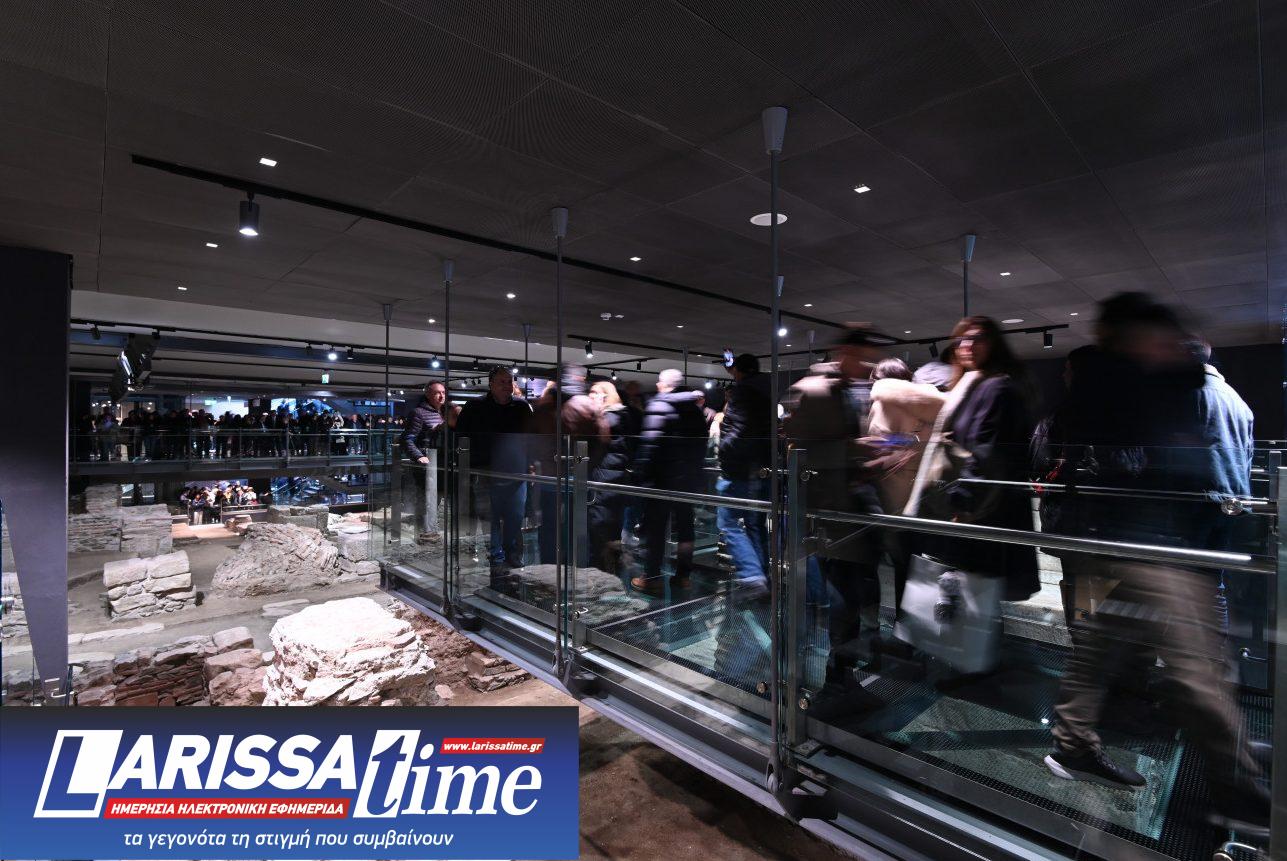 Πολίτες στον σταθμό Βενιζέλου μετά τα εγκαίνια στο Μετρό της Θεσσαλονίκης