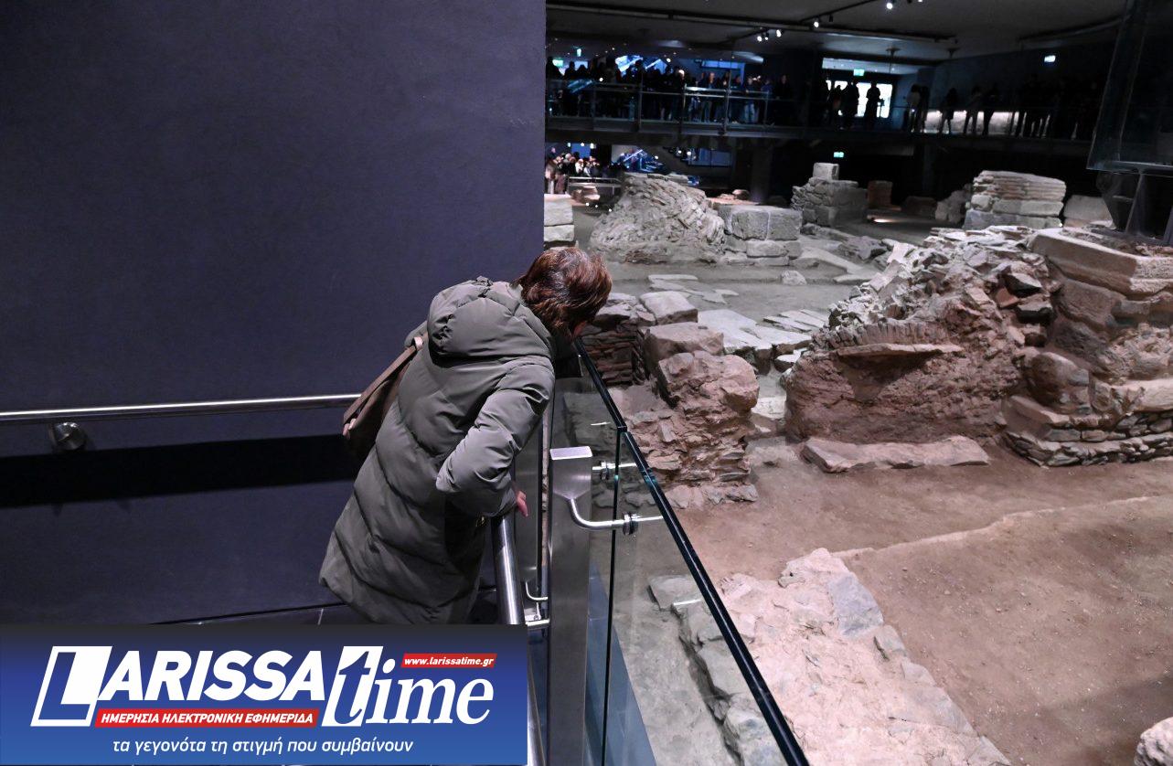 Πολίτες στον σταθμό Βενιζέλου μετά τα εγκαίνια στο Μετρό της Θεσσαλονίκης