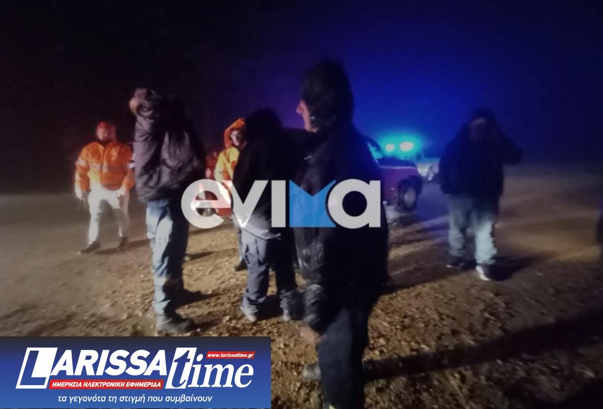 Εικόνα που δείχνει εθελοντές που συνδράμουν την επιχείρηση της Αστυνομίας και της Πυροσβεστικής