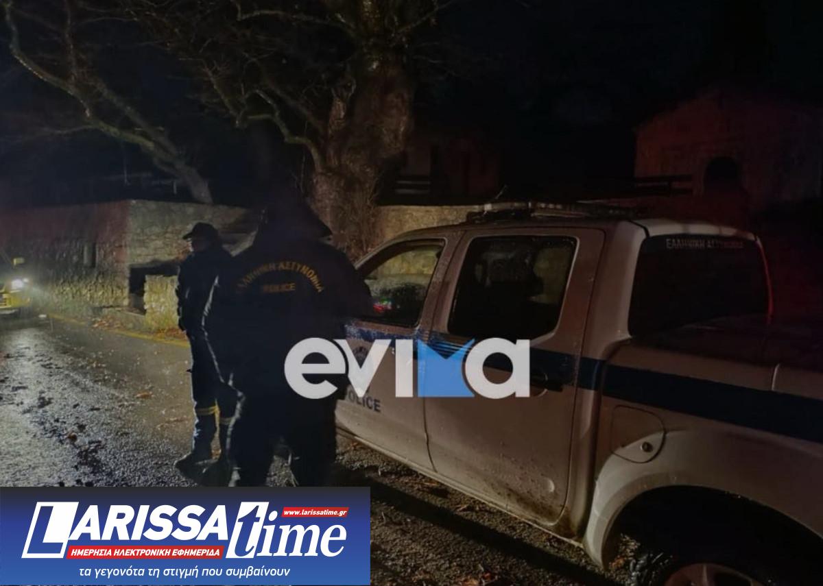 Εικόνα που δείχνει αστυνομικούς να συνδράμουν στο έργο εντοπισμού και διάσωσης των δύο νέων στην Εύβοια