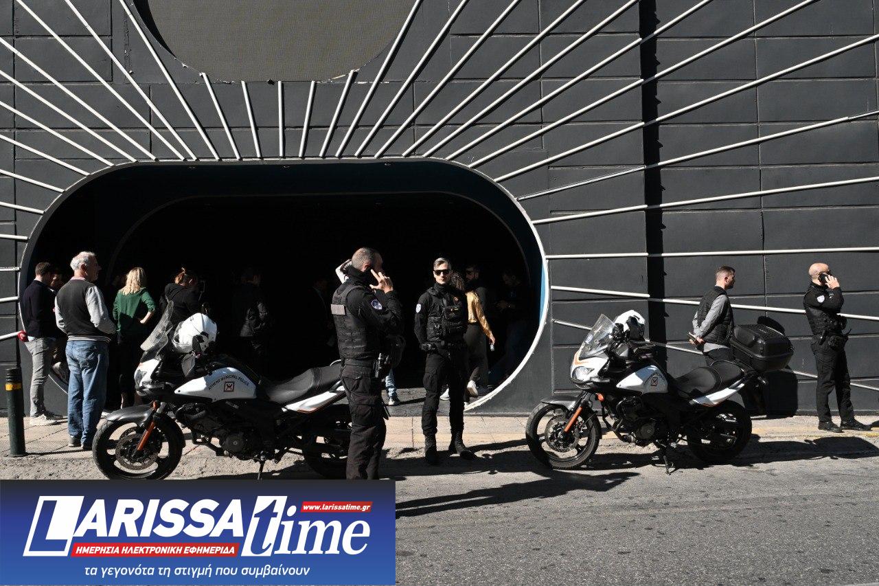 Εικόνα από το μπαρ στη Βουλιαγμένης την ημέρα που σφραγίστηκε, αφού διέθεσε αλκοόλ σε μαθητές πολλοί από τους οποίους κατέληξαν στο νοσοκομείο