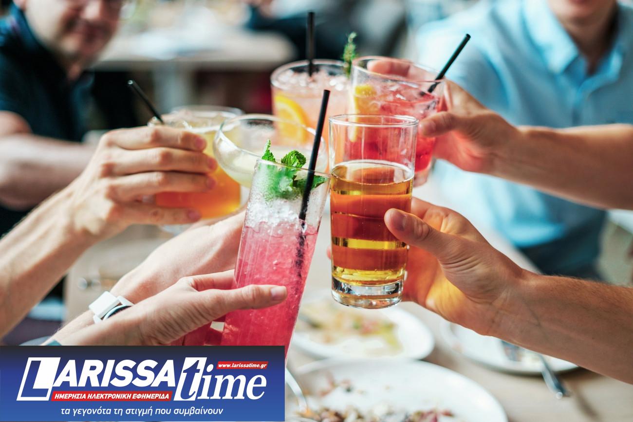 Εικόνα που δείχνει μια παρέα να τσουγκρίζει ποτά με αλκοόλ