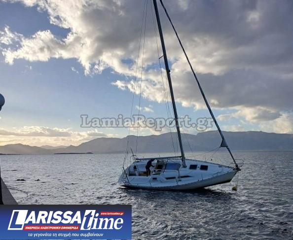 Εικόνα που δείχνει το ιστιοφόρο που επλήγη από τους ισχυρούς ανέμους στις Ράχες