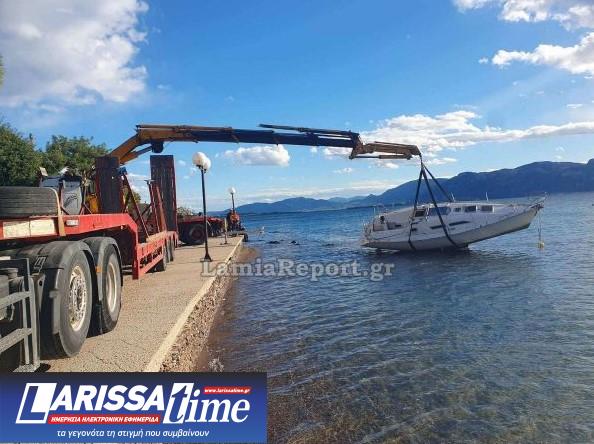 Εικόνα που δείχνει γερανό να βγάζει στην ακτή το λαβωμένο ιστιοφόρο στις Ράχες