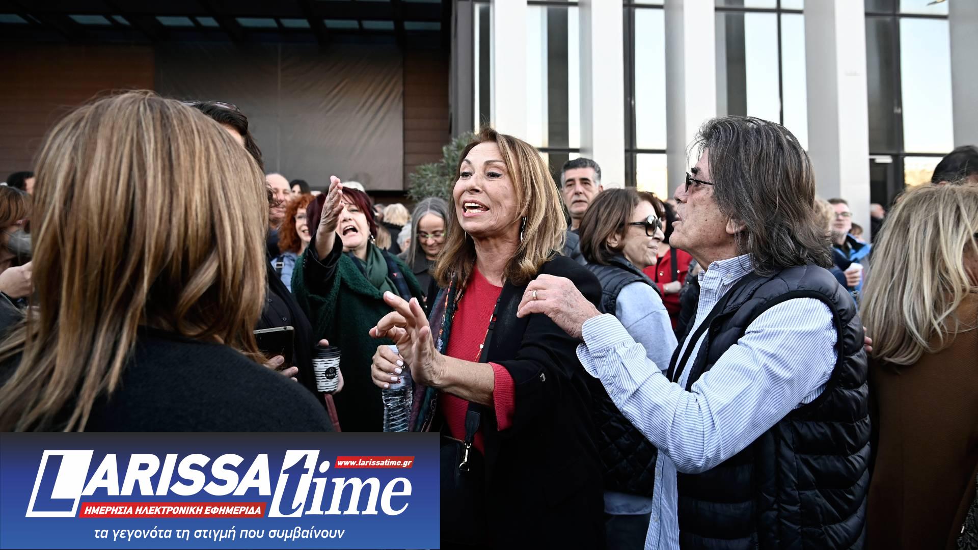 ΣΥΡΙΖΑ: Πολεμικό κλίμα και πλήθος κόσμου έξω από τον χώρο του συνεδρίου-8
