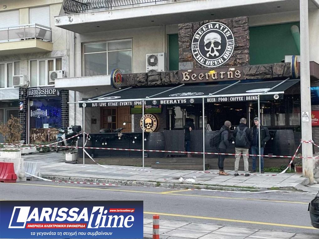 Εικόνα που δείχνει εξωτερικά το μπαρ στη Θεσσαλονίκη όπου έχασε τη ζωή του ο αστυνομικός