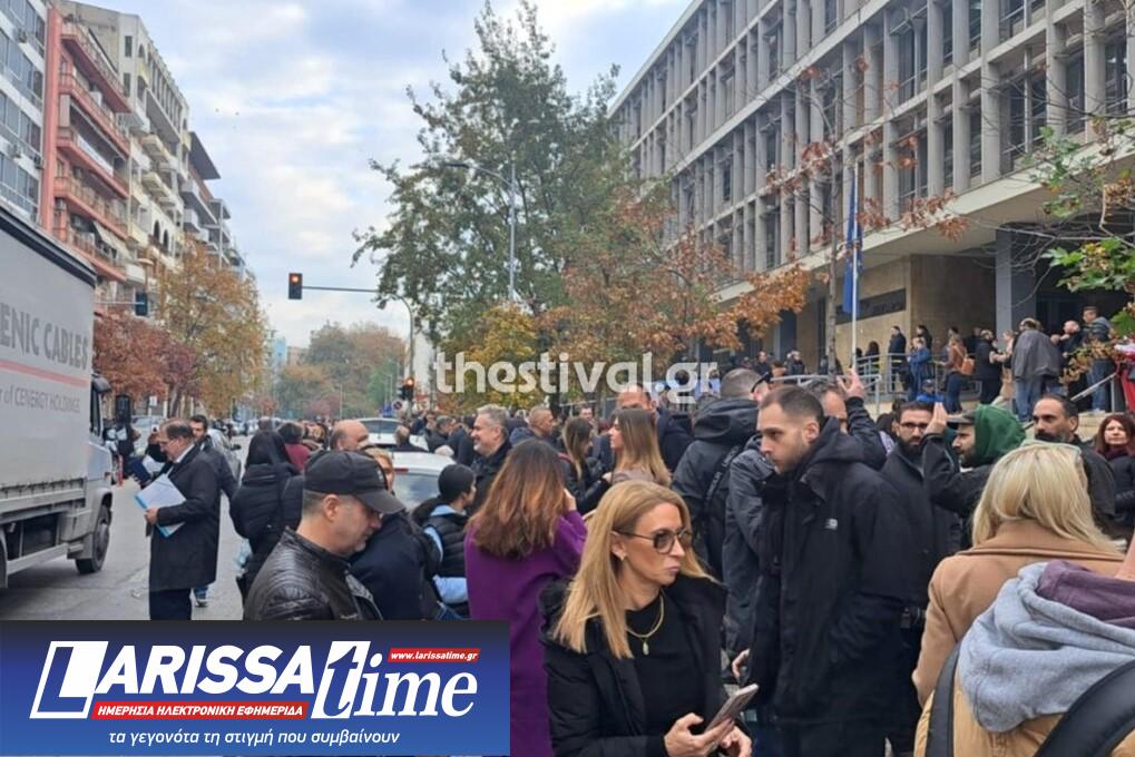Εικόνα που δείχνει κόσμο να παραμένει έξω τα δικαστήρια στη Θεσσαλονίκη ενόσω γίνονται έρευνες στο κτίριο για ύπαρξη βόμβας