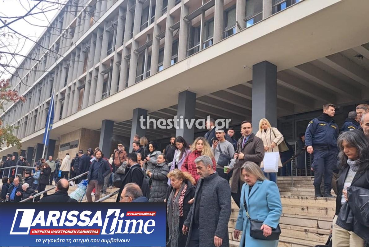Εικόνα που δείχνει κόσμο να εκκενώνει το Δικαστικό Μέγαρο στη Θεσσαλονίκη 